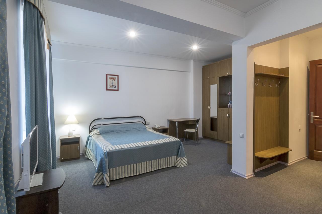 Centralny Hotel Krzywy Róg Zewnętrze zdjęcie